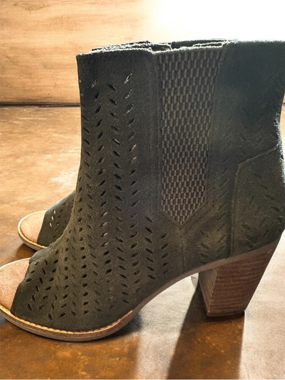 Toms Forest Green Suede Peep-Toe Ankle Booties Size 8 shoes